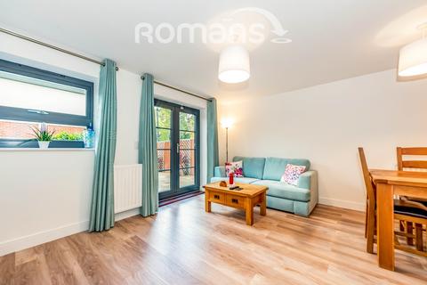 4 bedroom terraced house to rent, Lion Road, Farnborough, GU14