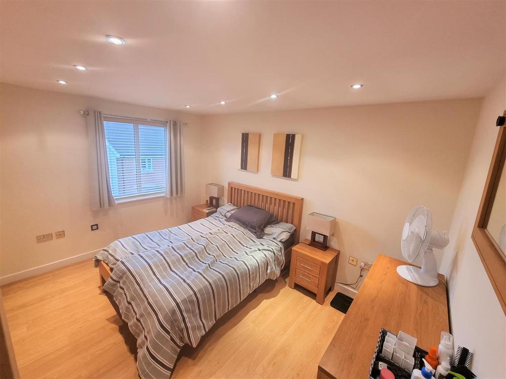 Bedroom 1.jpg