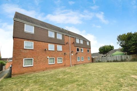 2 bedroom flat to rent, Rochfords Gardens, Slough SL2