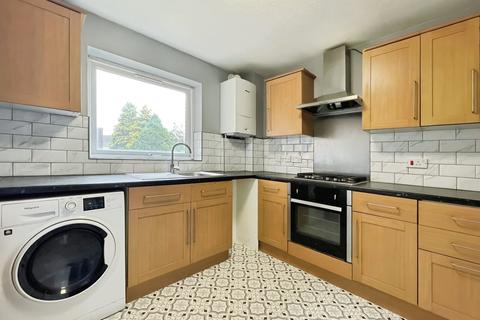 2 bedroom flat to rent, Rochfords Gardens, Slough SL2