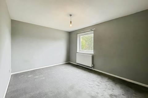 2 bedroom flat to rent, Rochfords Gardens, Slough SL2