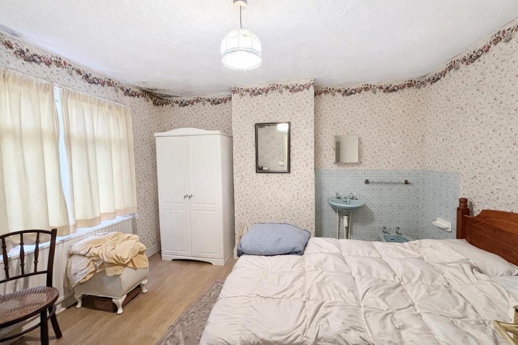 Bedroom 1.jpg