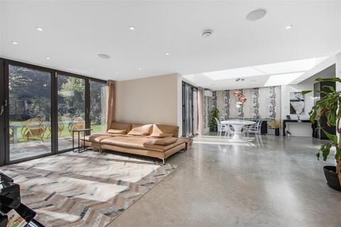 undefined, Walm Lane, London, NW2