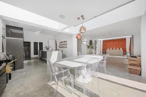 6 bedroom detached house to rent, Walm Lane, London, NW2