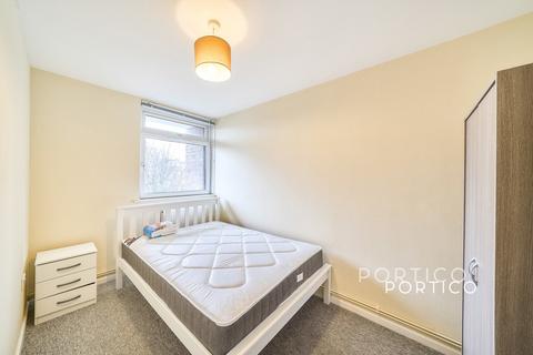 4 bedroom flat to rent, Portland Grove, London, SW8