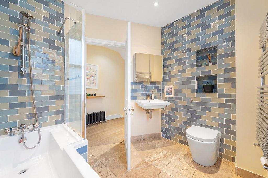 Bathroom (2).JPG