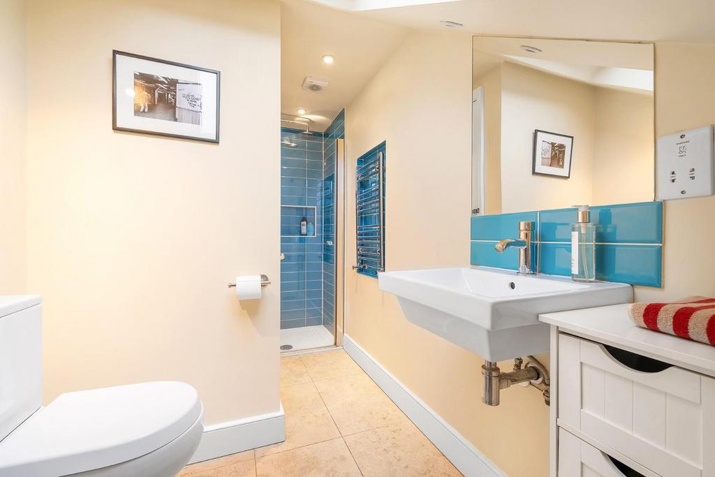 Ensuite (2).JPG