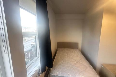 1 bedroom in a house share to rent, Silver Royd Hill (Room 3), West Yorkshire LS12