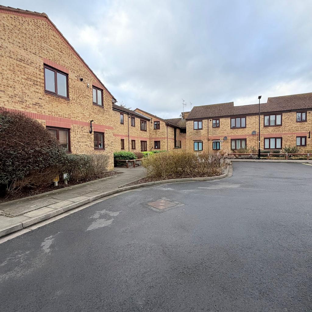 1 bed flat to rent Larkham Close, Feltham TW13