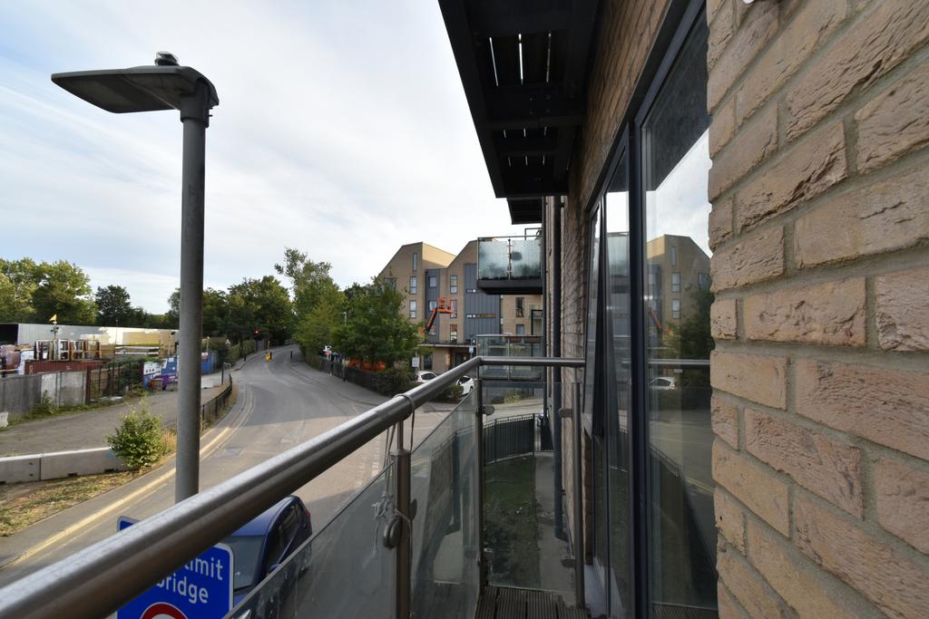 Modern 2-Bedroom Flat for Rent in West Drayton (Z