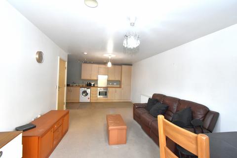 2 bedroom flat to rent, Trout Road, UB7
