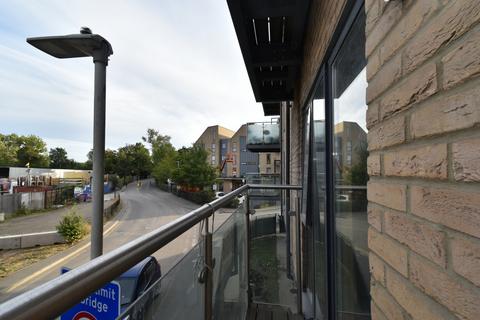 2 bedroom flat to rent, Trout Road, UB7