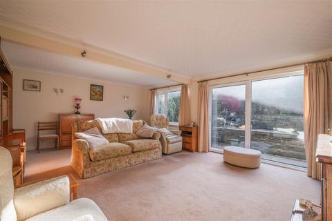 3 bedroom detached bungalow for sale, Cowrakes Close, Lindley, Huddersfield, HD3.