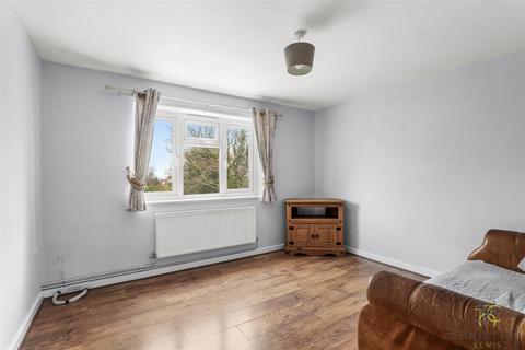 undefined, Colletts Gardens, Broadway WR12