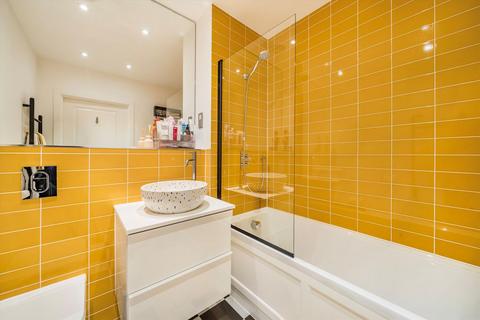 2 bedroom flat to rent, Valley Road, London SW16