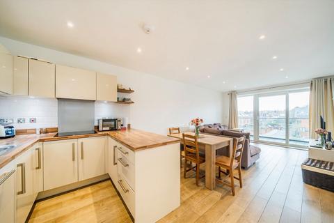 2 bedroom flat to rent, Valley Road, London SW16