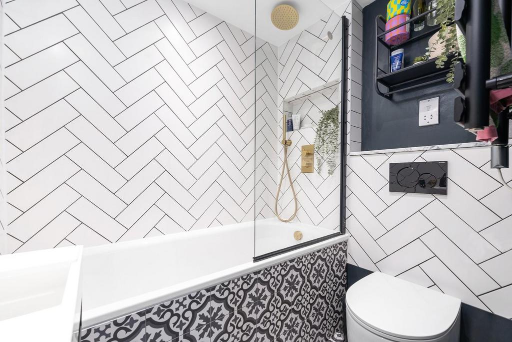 Bathroom (2).JPG