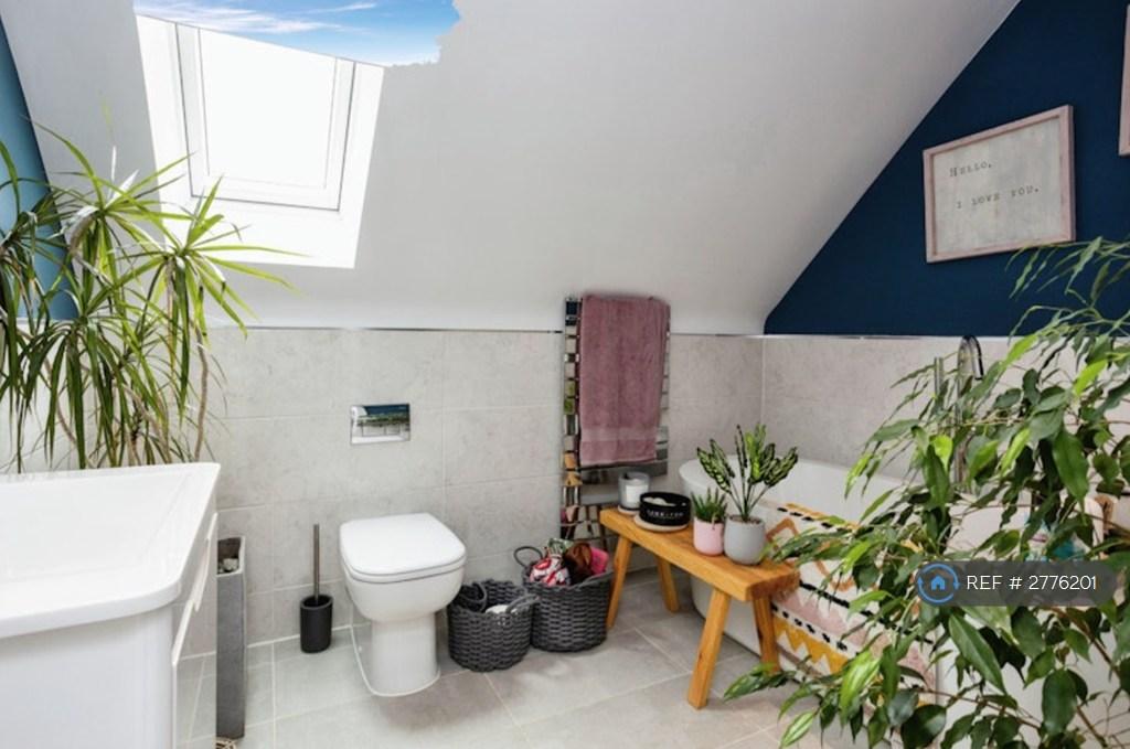 Master En-Suite With Roll-Top Bath