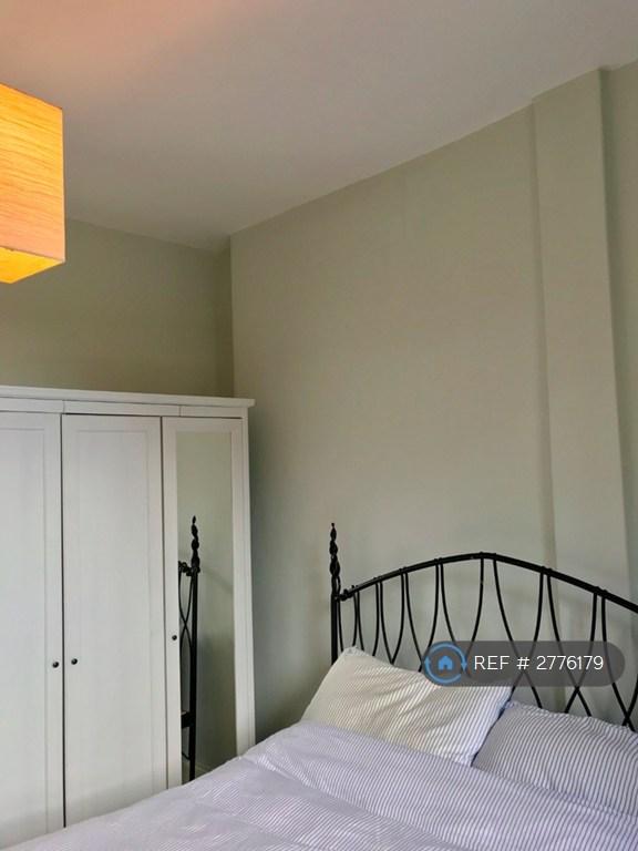 Large Double Bedroom Overlooking Garden