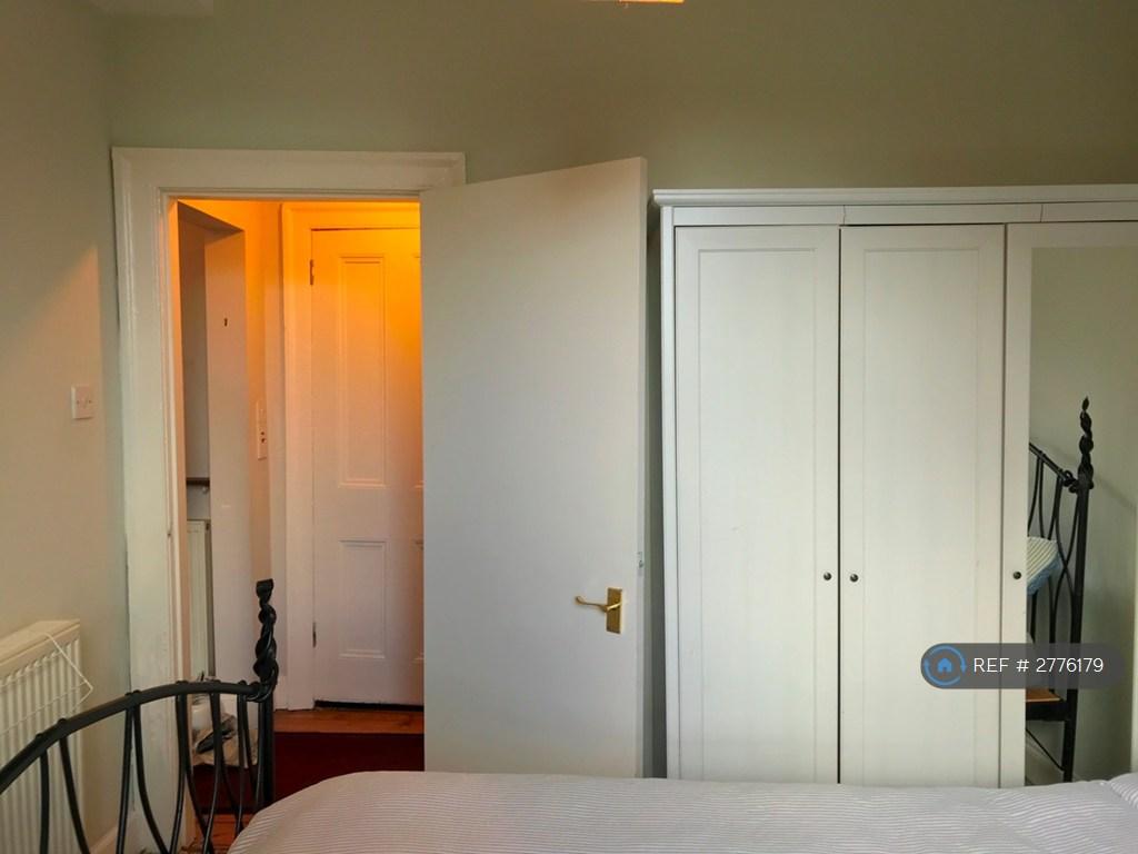 Large Double Bedroom Overlooking Garden
