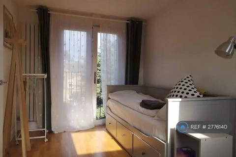 1 bedroom in a house share to rent, New Port Road, London, E10