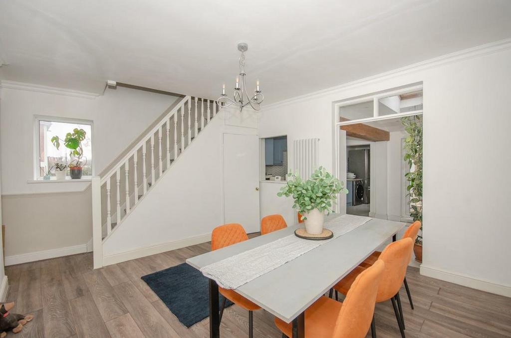 Dining area pic 2.jpg