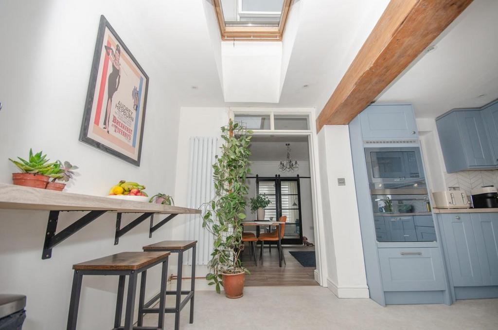 Breakfast area pic 2.jpg