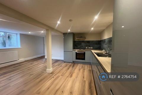 2 bedroom flat to rent, The Square, Pennington, Lymington, SO41