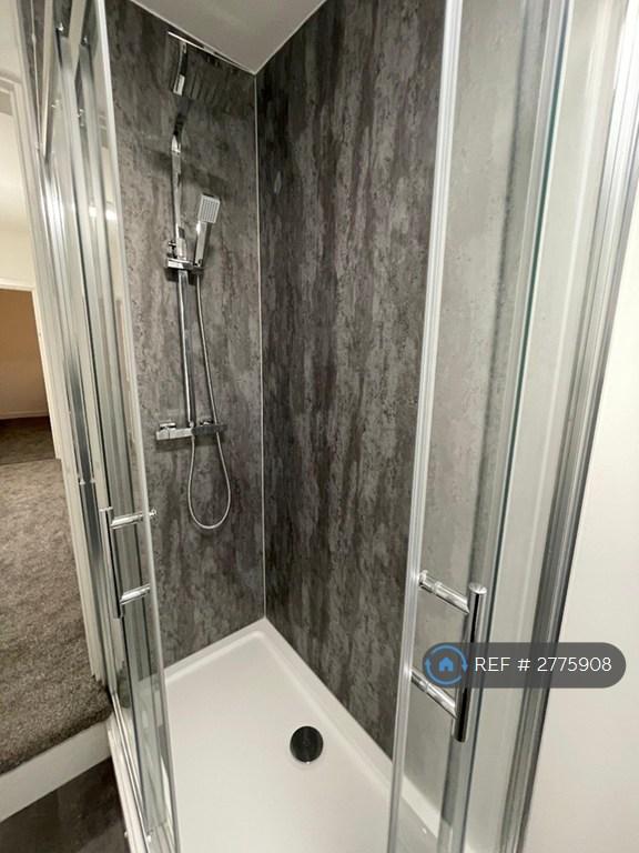 Room 2 And 3 Shared Bathroom