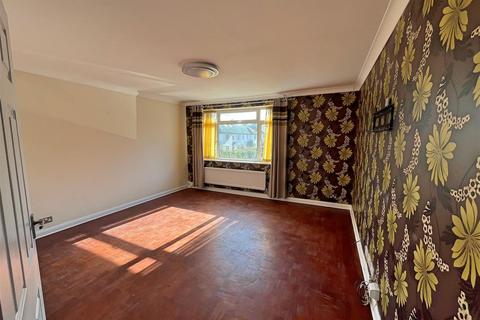 2 bedroom flat for sale, Harcourt Road, Bushey WD23