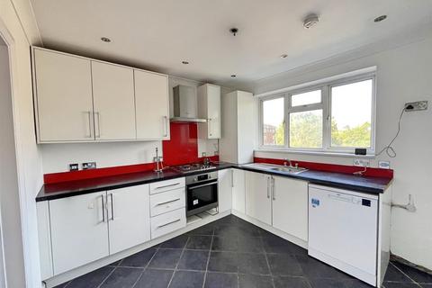2 bedroom flat for sale, Harcourt Road, Bushey WD23