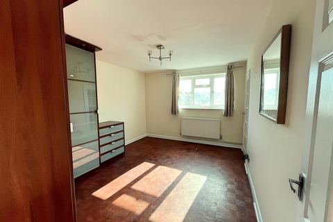 2 bedroom flat for sale, Harcourt Road, Bushey WD23