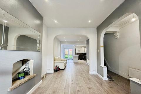 3 bedroom semi-detached house to rent, Manchester Road, Heaton Norris, Stockport, SK4