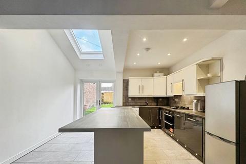 3 bedroom semi-detached house to rent, Manchester Road, Heaton Norris, Stockport, SK4