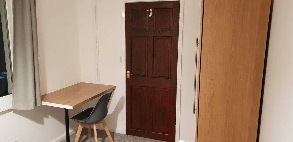 Neat single bedroom corner with a built-in stud...