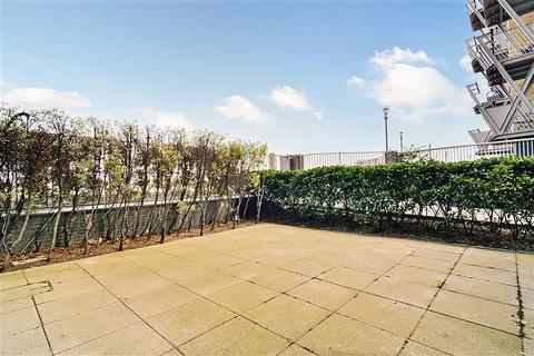 2 bedroom flat to rent, Seacon Tower, Hutchings Street, London, E14