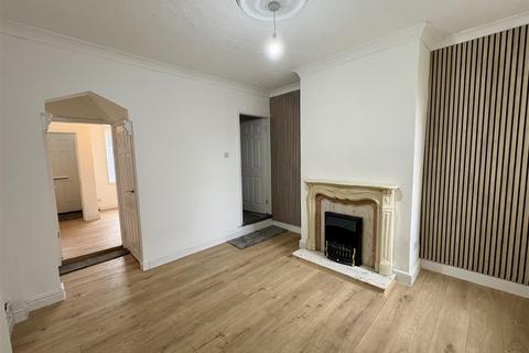 2 bedroom terraced house to rent, High Road, Willenhall
