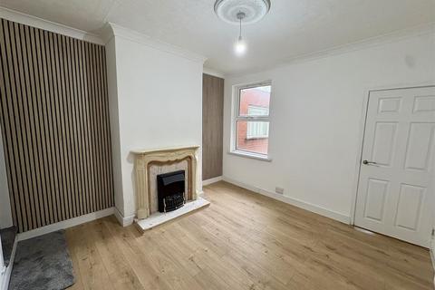 2 bedroom terraced house to rent, High Road, Willenhall