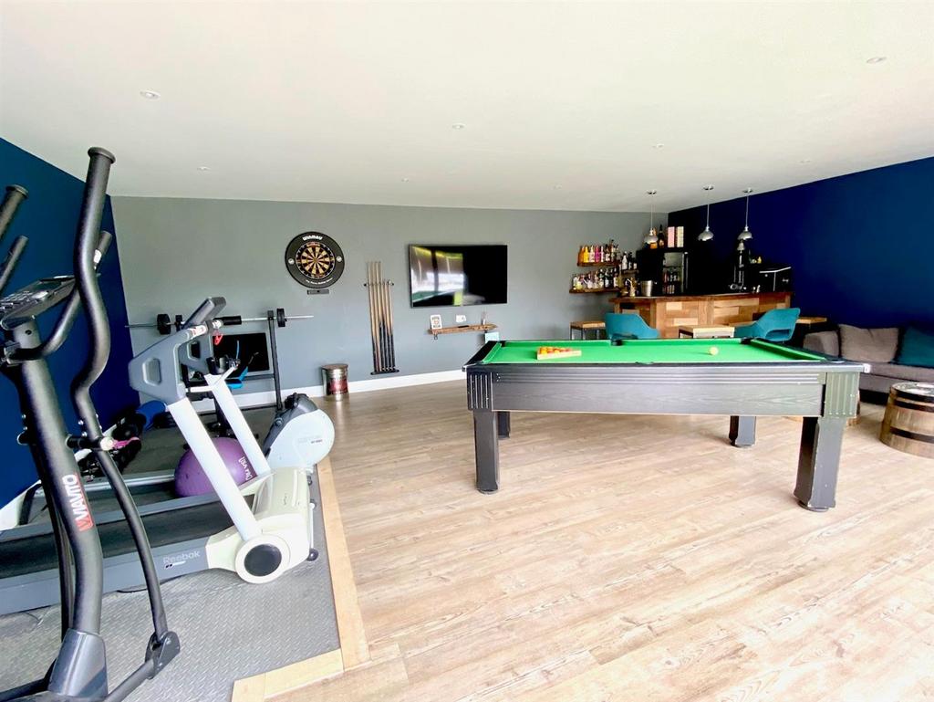 Games Room Inside.jpg