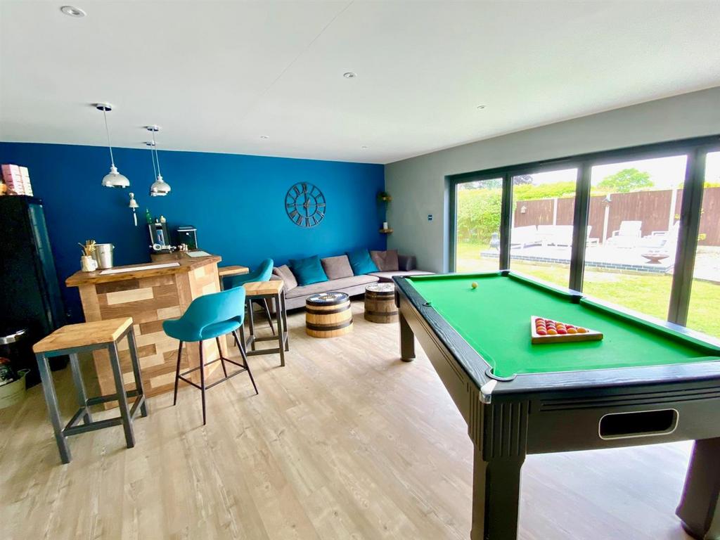 Bar And Games.jpg
