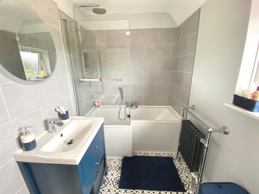 Main Bathroom.jpg