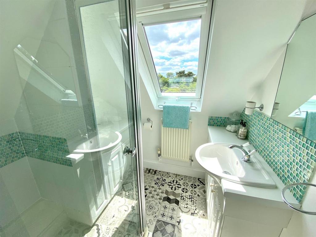 Top Floor En Suite.jpg