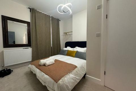 1 bedroom in a house share to rent, London NW2