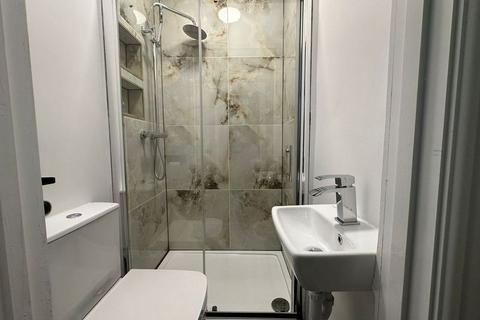 1 bedroom in a house share to rent, London NW2
