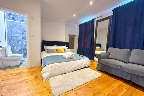 1 bedroom in a house share to rent, London NW2