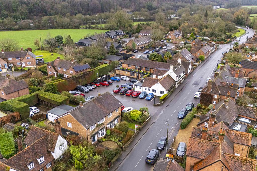 Badgers Rest, Bisham Village, SL7 1 RR Drone (LOW R
