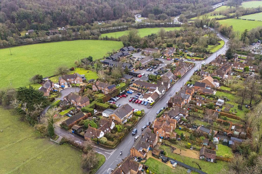 Badgers Rest, Bisham Village, SL7 1 RR Drone (LOW R
