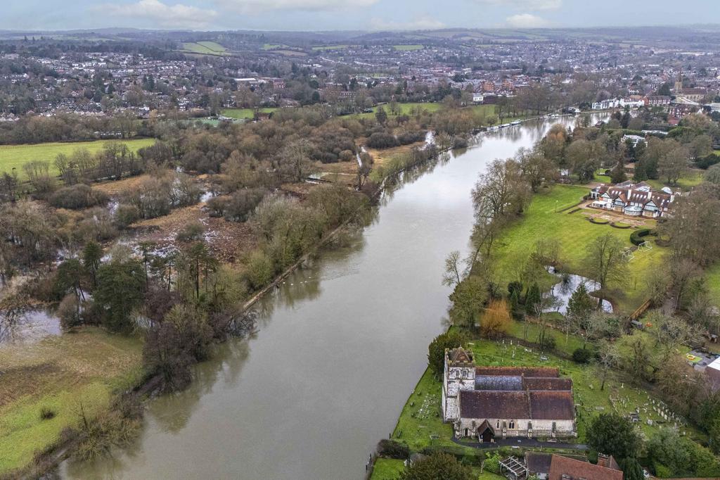 Badgers Rest, Bisham Village, SL7 1 RR Drone (LOW R