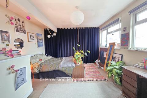 2 bedroom end of terrace house to rent, Harold Mount, Hyde Park LS6