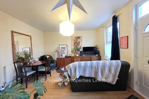 2 bedroom end of terrace house to rent, Harold Mount, Hyde Park LS6